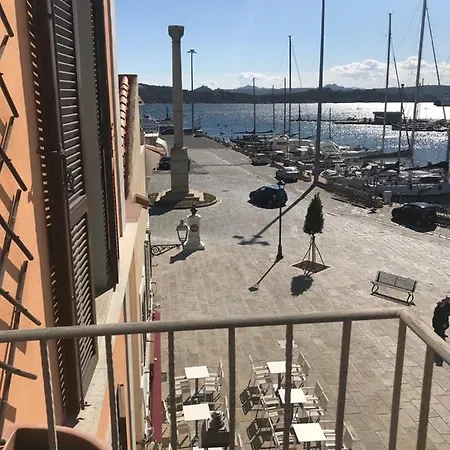 Maison Sur L'ancien Port, La Maddalena *
