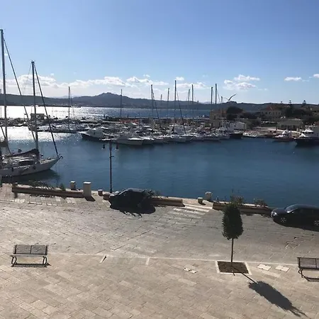 Maison Sur L'ancien Port, La Maddalena *